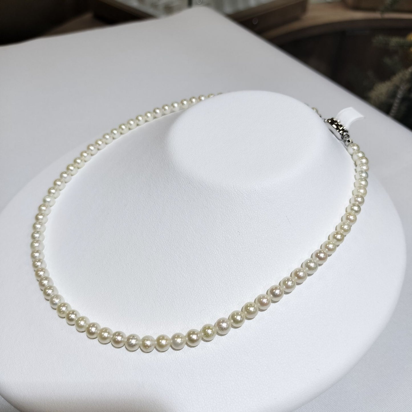Akoya pearl necklace with 5-5.5 mm white pearls, 55 cm length, displayed on a white background