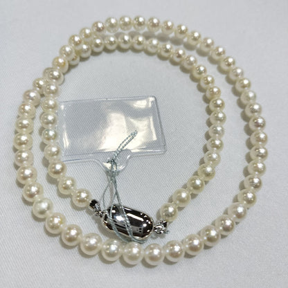 Akoya pearl necklace with 5-5.5 mm white pearls, 55 cm length, displayed on a white background