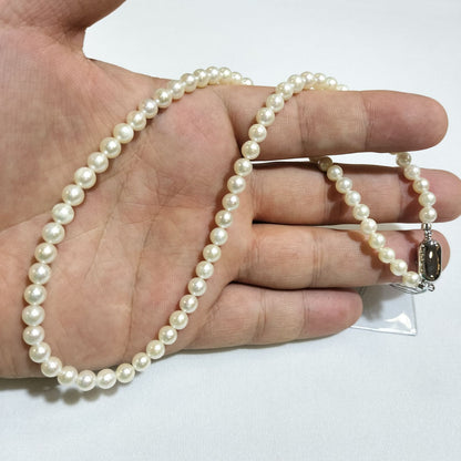 Akoya pearl necklace with 5-5.5 mm white pearls, 55 cm length, displayed on a white background
