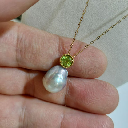 K18YG necklace with 10mm Akoya baroque pearl and peridot on a 45cm chain