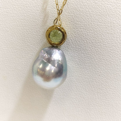 K18YG necklace with 10mm Akoya baroque pearl and peridot on a 45cm chain