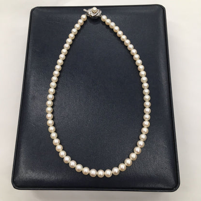 Tasaki Pearl Necklace featuring 7mm pearls in 19cm and 38cm lengths on display