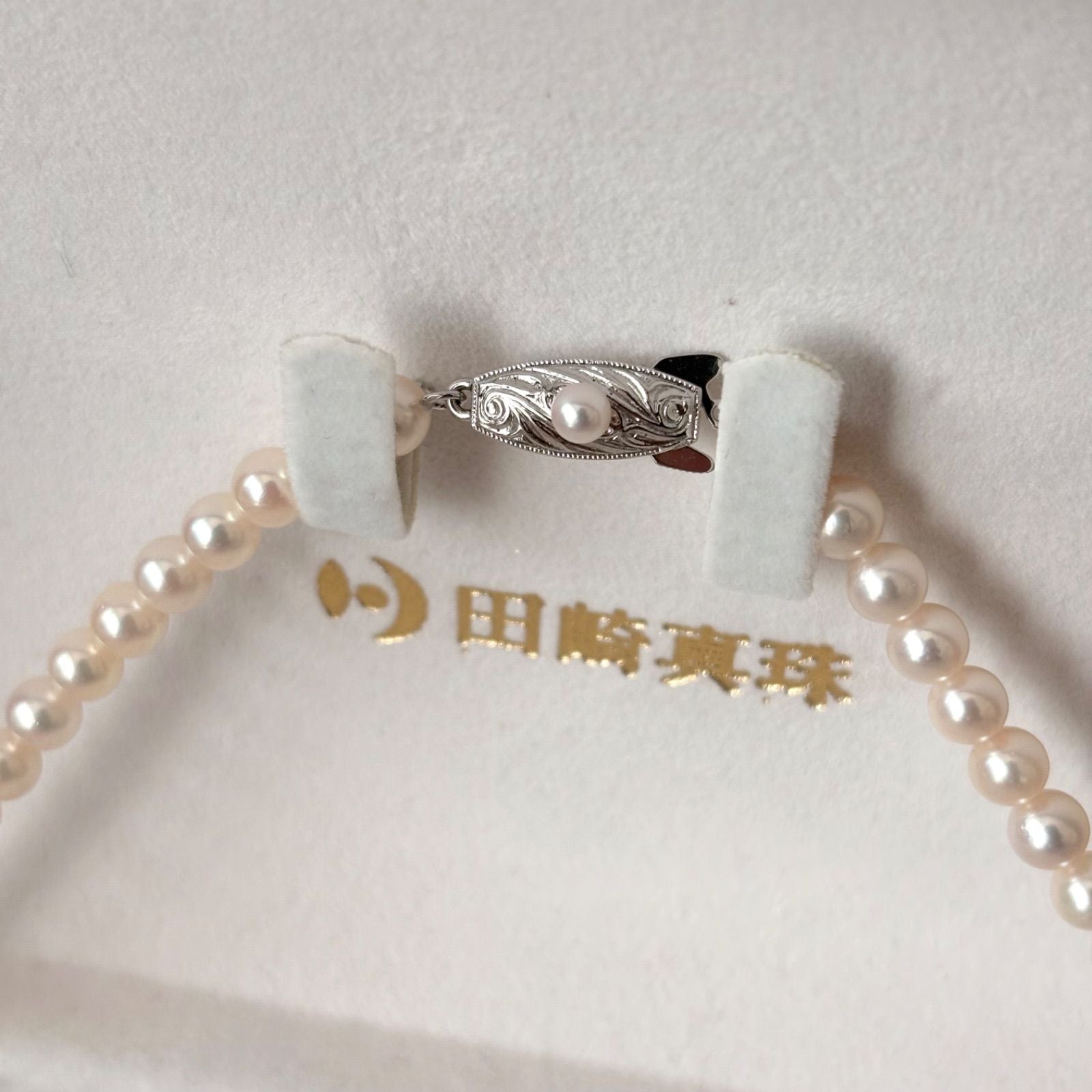468 Tasaki silver necklace with pearls measuring 42.5cm chain length elegant design