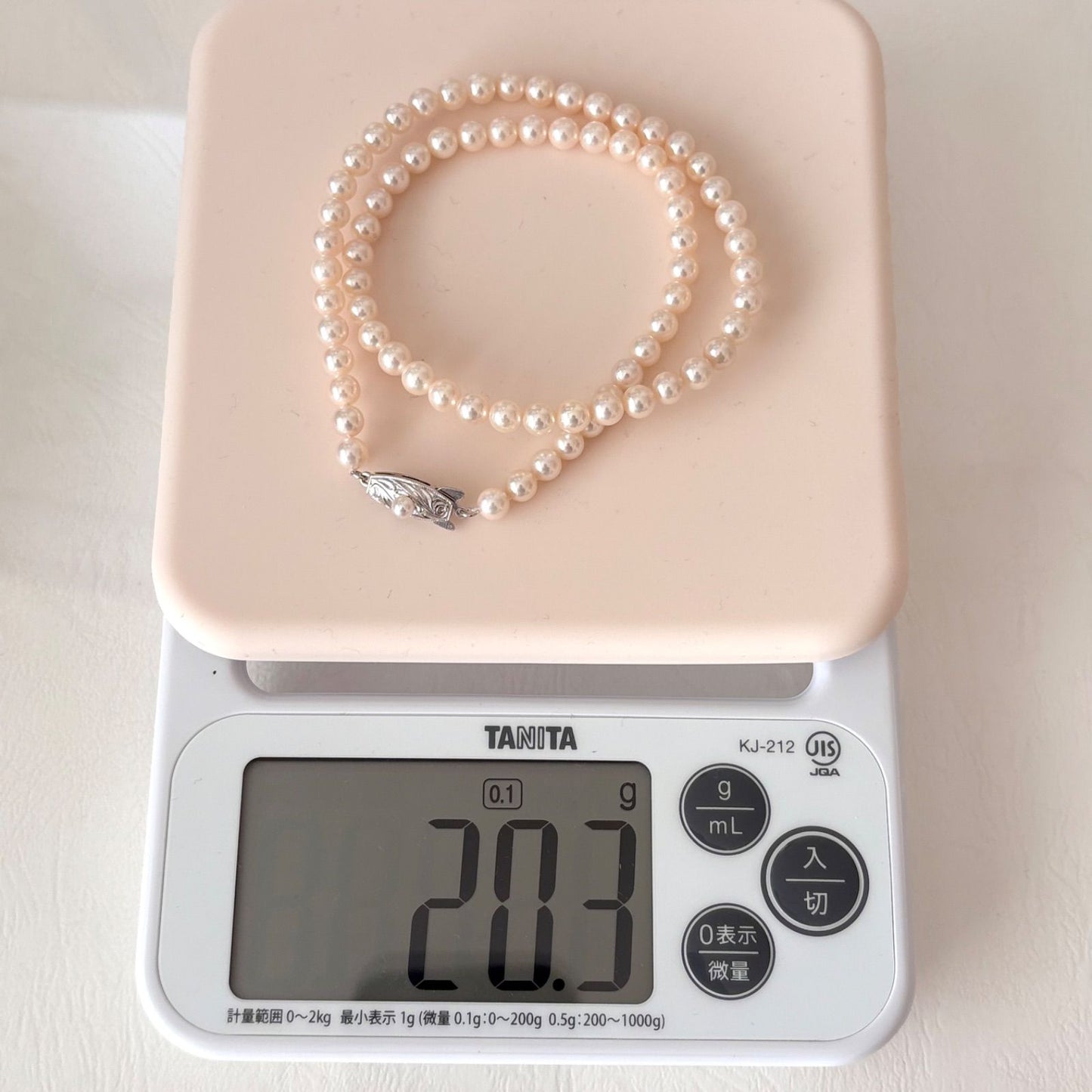 468 Tasaki silver necklace with pearls measuring 42.5cm chain length elegant design