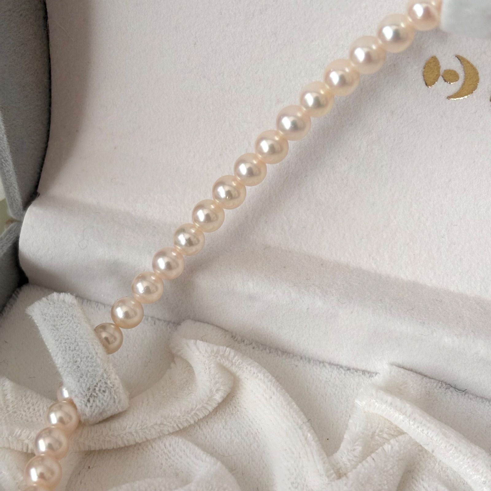 468 Tasaki silver necklace with pearls measuring 42.5cm chain length elegant design