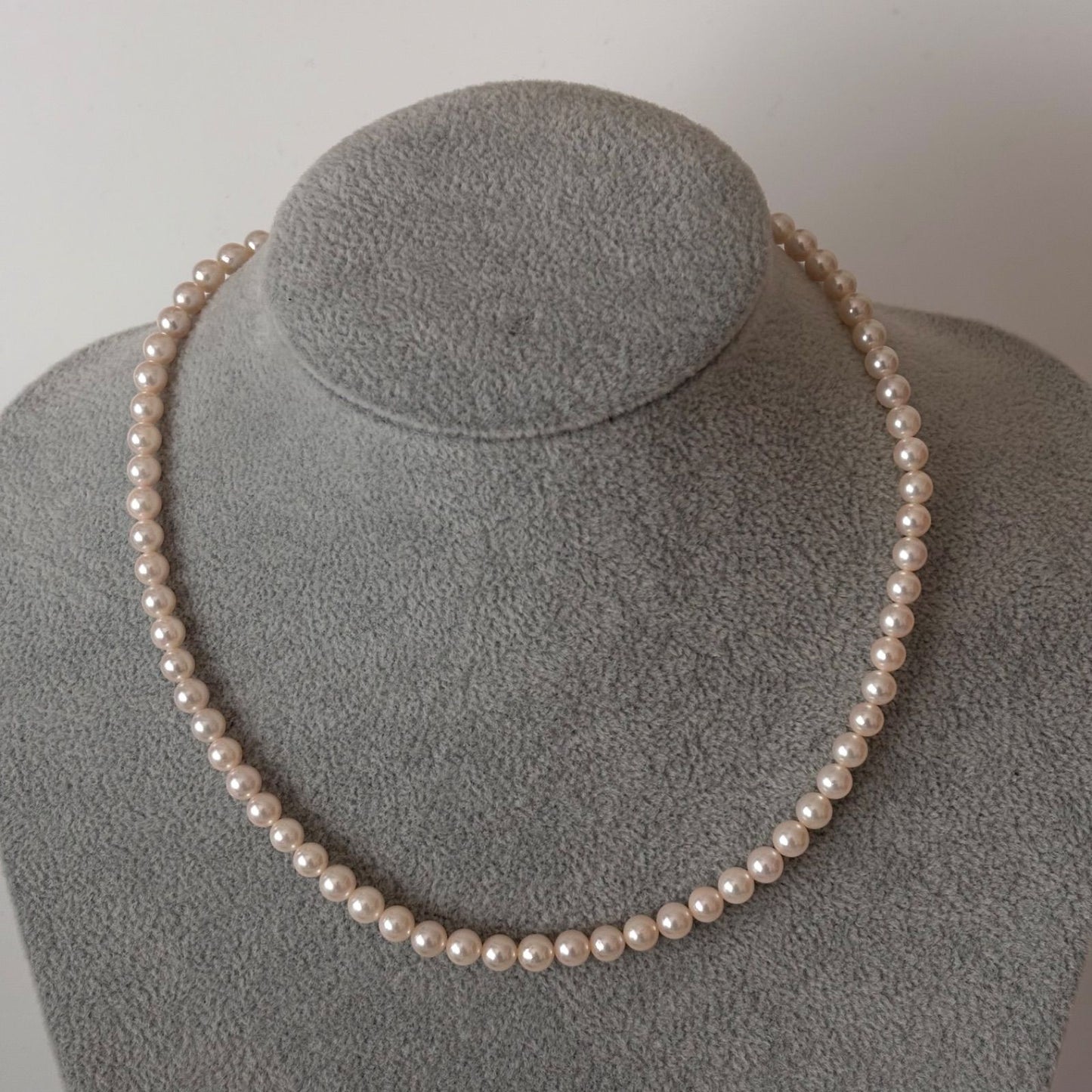 468 Tasaki silver necklace with pearls measuring 42.5cm chain length elegant design