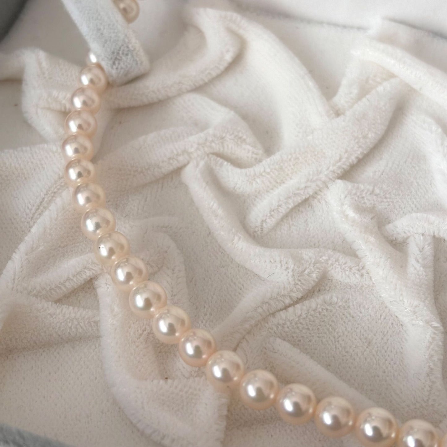468 Tasaki silver necklace with pearls measuring 42.5cm chain length elegant design