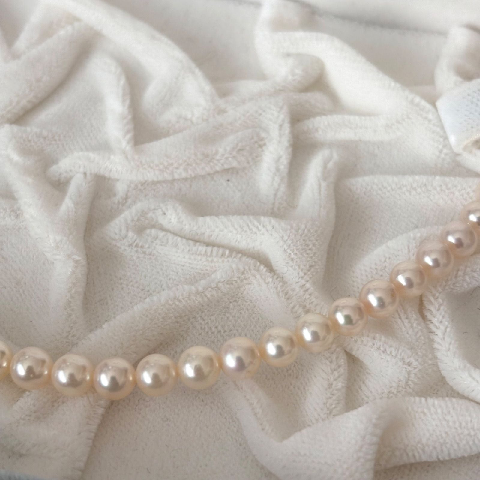 468 Tasaki silver necklace with pearls measuring 42.5cm chain length elegant design