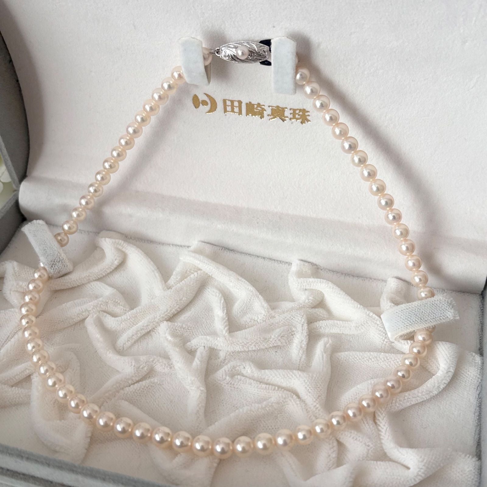468 Tasaki silver necklace with pearls measuring 42.5cm chain length elegant design