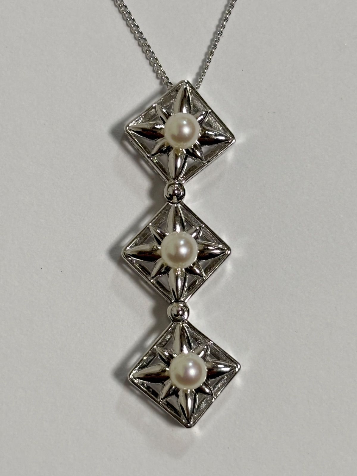 Tasaki silver 925 necklace with a single freshwater pearl pendant and adjustable chain