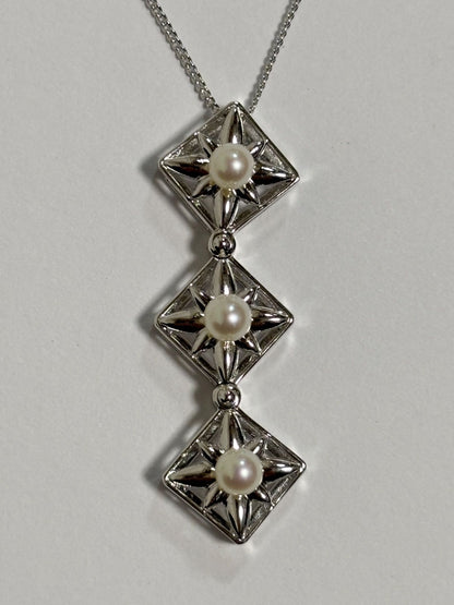 Tasaki silver 925 necklace with a single freshwater pearl pendant and adjustable chain
