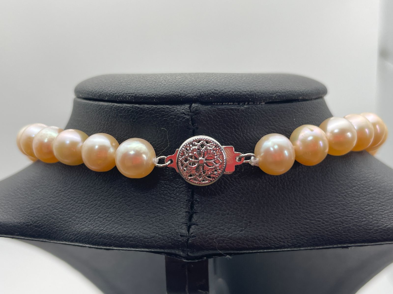 Akoya pink pearl necklace with 7.5mm diameter pearls measuring about 42 cm in length