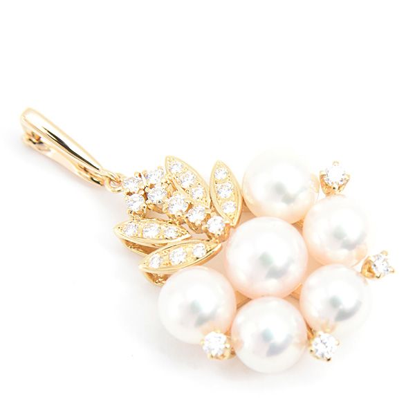 Mikimoto K18 gold pendant with six pearls and diamond accents measuring 21.2mm by 37.9mm