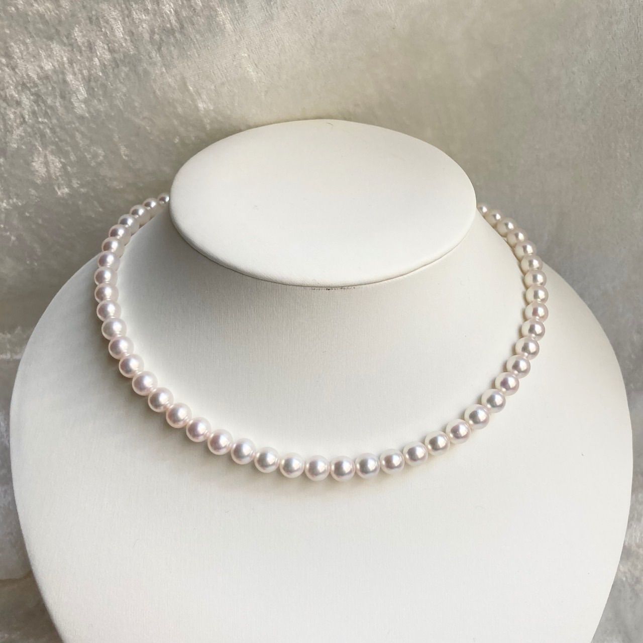 Akoya pearl necklace 40cm length with 6.5-7.0mm pearls and silver clasp displayed with certificate and case
