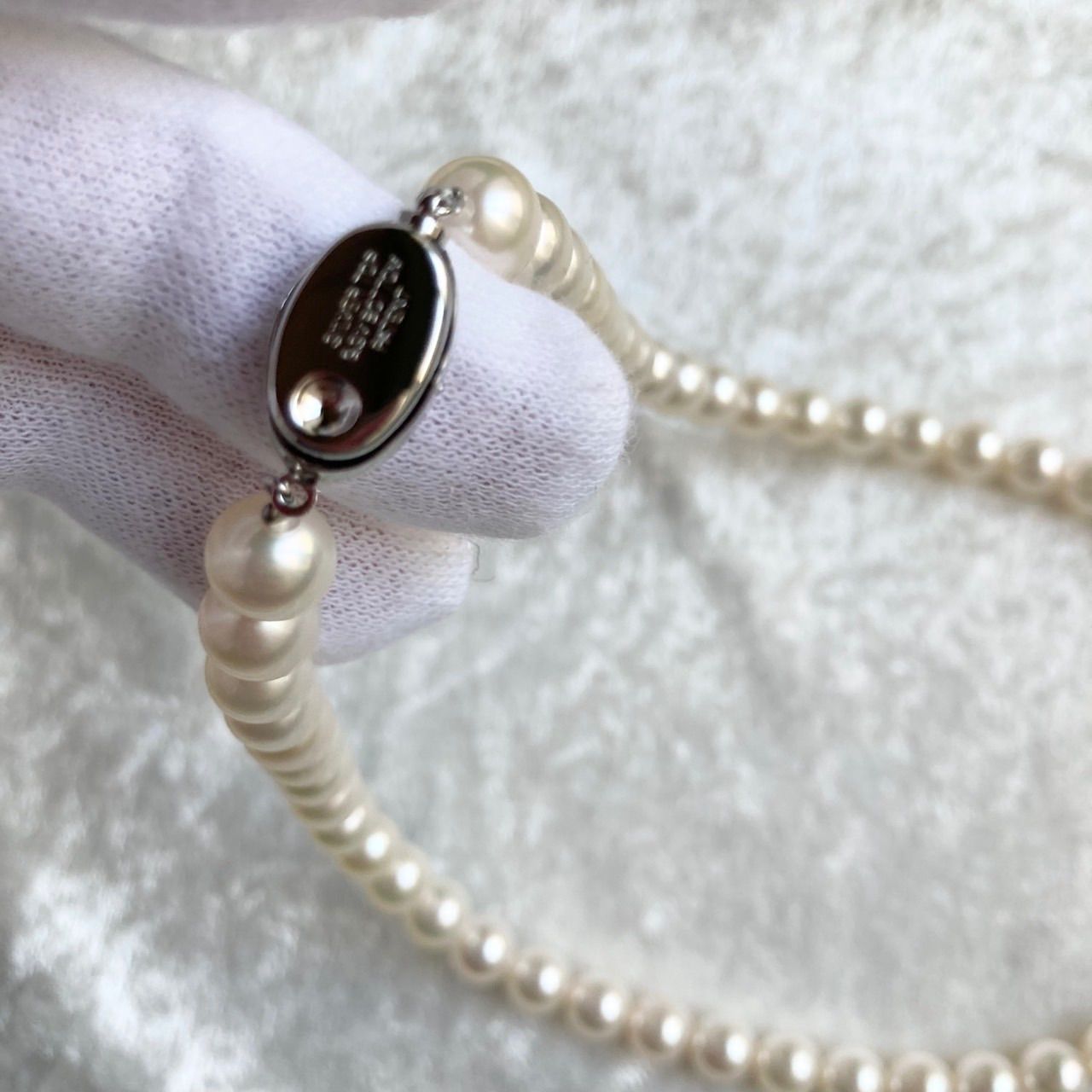 Akoya pearl necklace with 7.5-8mm pearls on a 43cm silver chain with certificate and case
