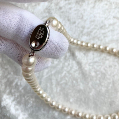 Akoya pearl necklace with 7.5-8mm pearls on a 43cm silver chain with certificate and case