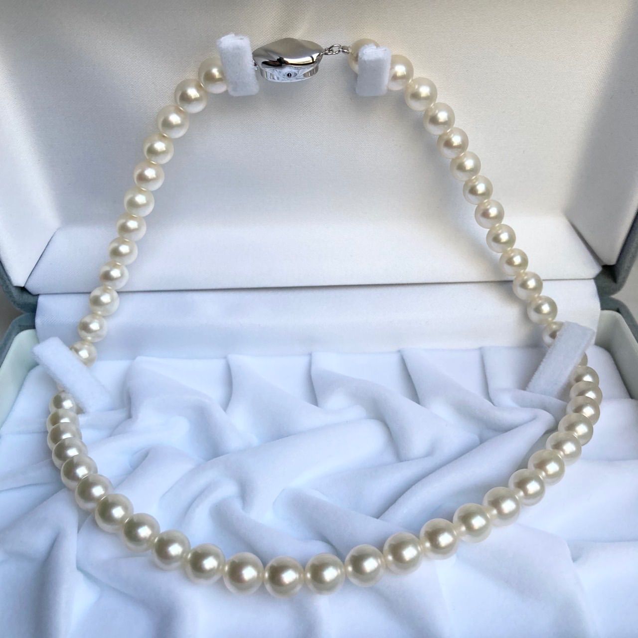 Akoya pearl necklace with 7.5-8mm pearls on a 43cm silver chain with certificate and case