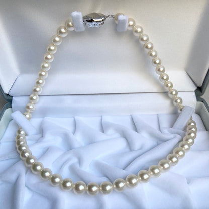 Akoya pearl necklace with 7.5-8mm pearls on a 43cm silver chain with certificate and case