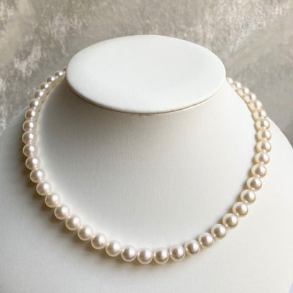 Akoya pearl necklace with 7.5-8mm pearls on a 43cm silver chain with certificate and case