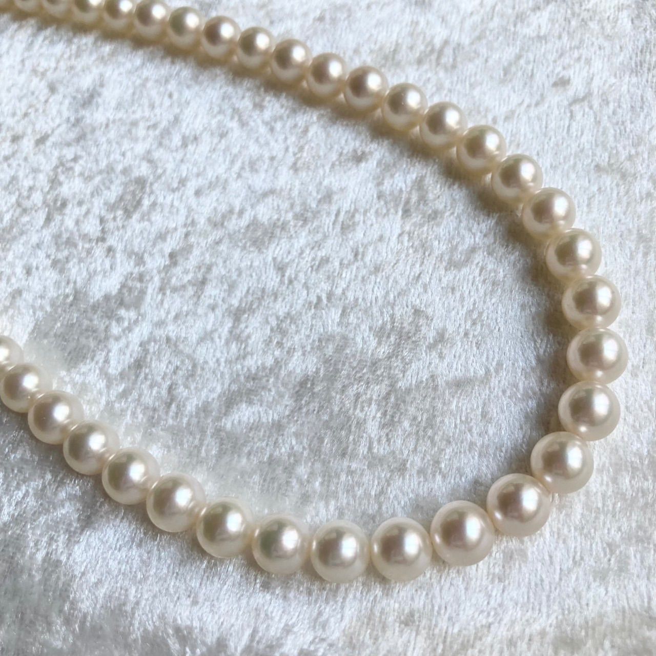 Akoya pearl necklace with 7.5-8mm pearls on a 43cm silver chain with certificate and case