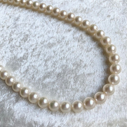 Akoya pearl necklace with 7.5-8mm pearls on a 43cm silver chain with certificate and case