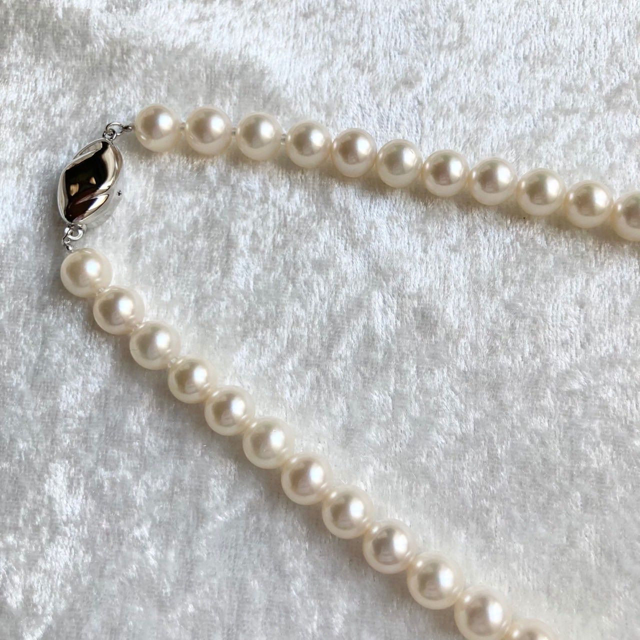 Akoya pearl necklace with 7.5-8mm pearls on a 43cm silver chain with certificate and case