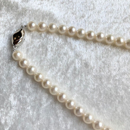 Akoya pearl necklace with 7.5-8mm pearls on a 43cm silver chain with certificate and case