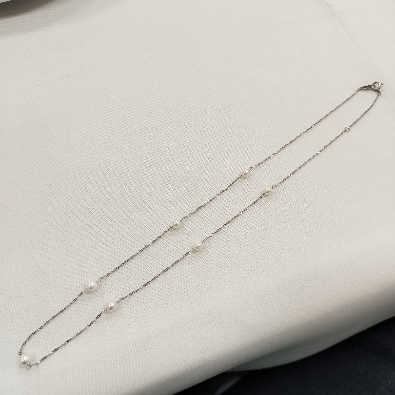 Pt850 Akoya pearl baby station necklace with 4mm pearls and 44 cm silver chain
