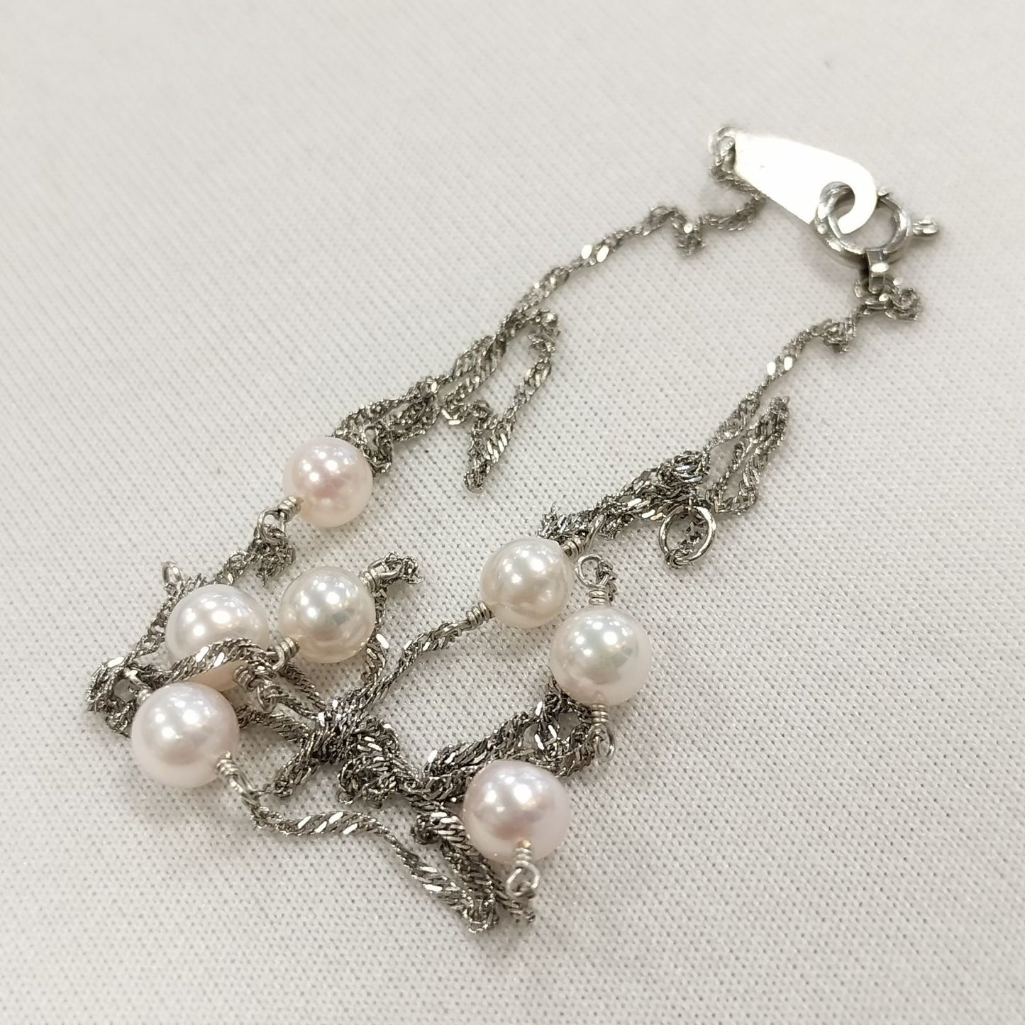 Pt850 Akoya pearl baby station necklace with 4mm pearls and 44 cm silver chain