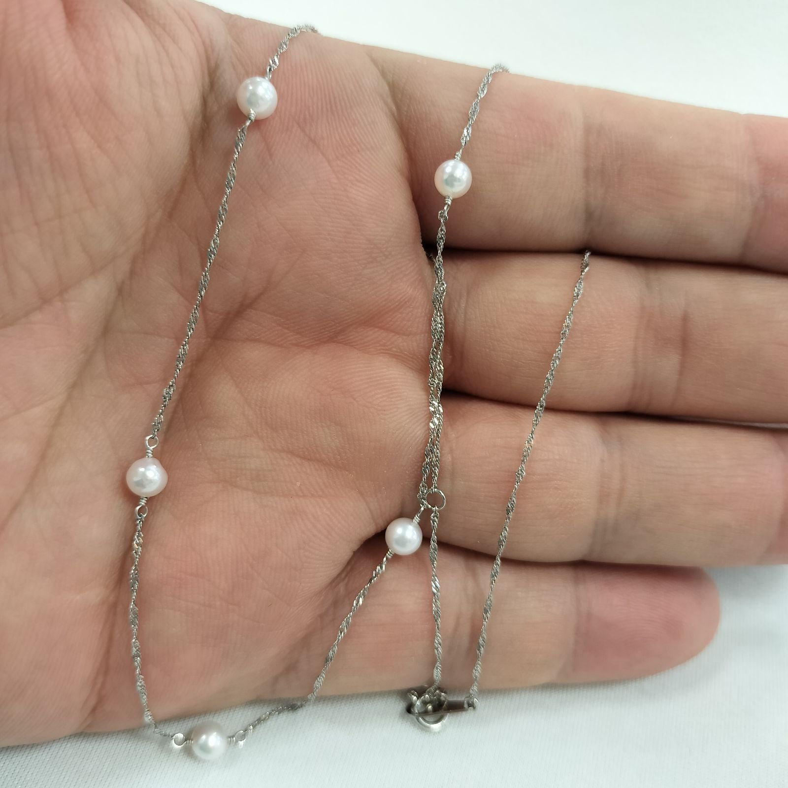Pt850 Akoya pearl baby station necklace with 4mm pearls and 44 cm silver chain