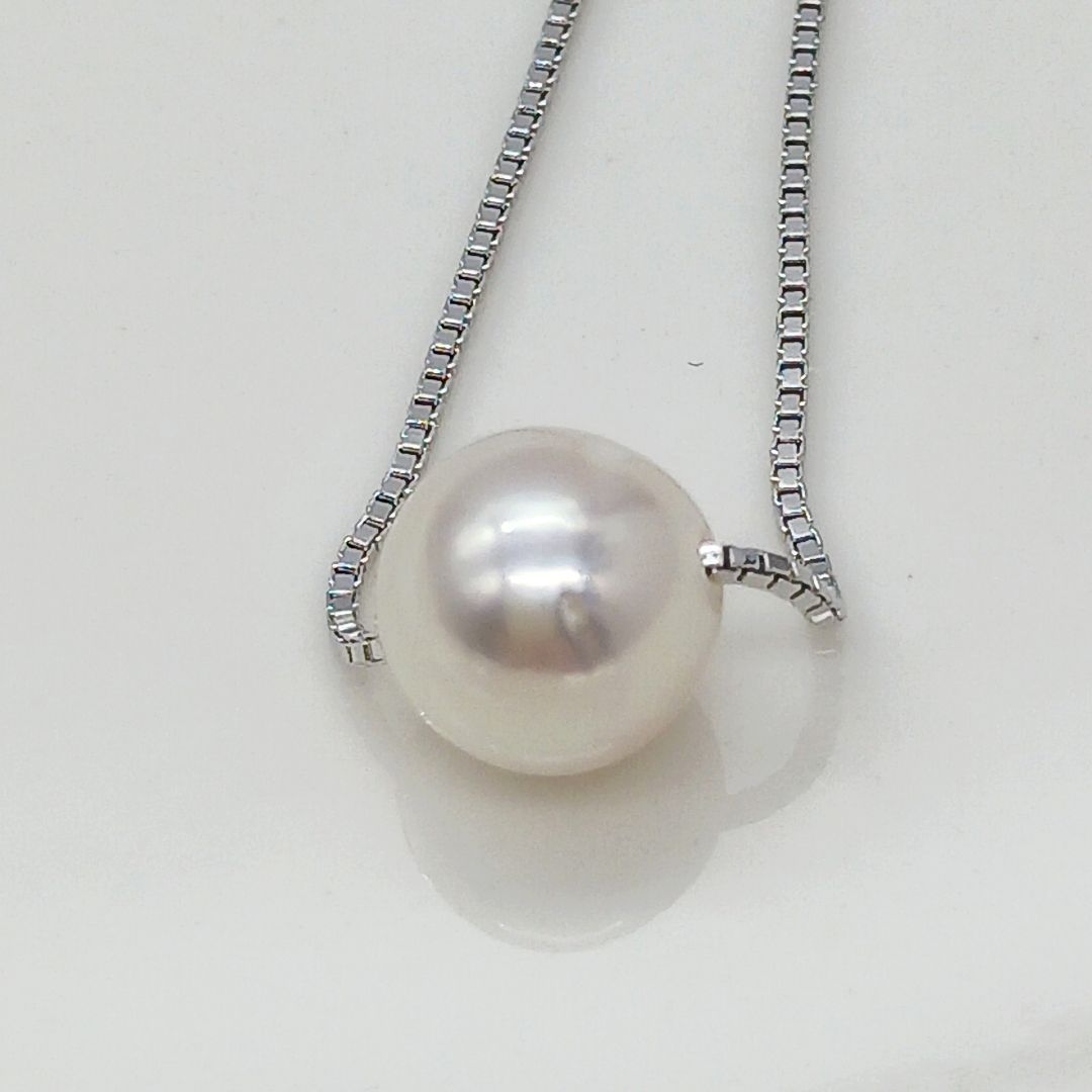 Light pink 8.2mm Akoya pearl single-bead necklace on thin silver chain 0.8mm wide