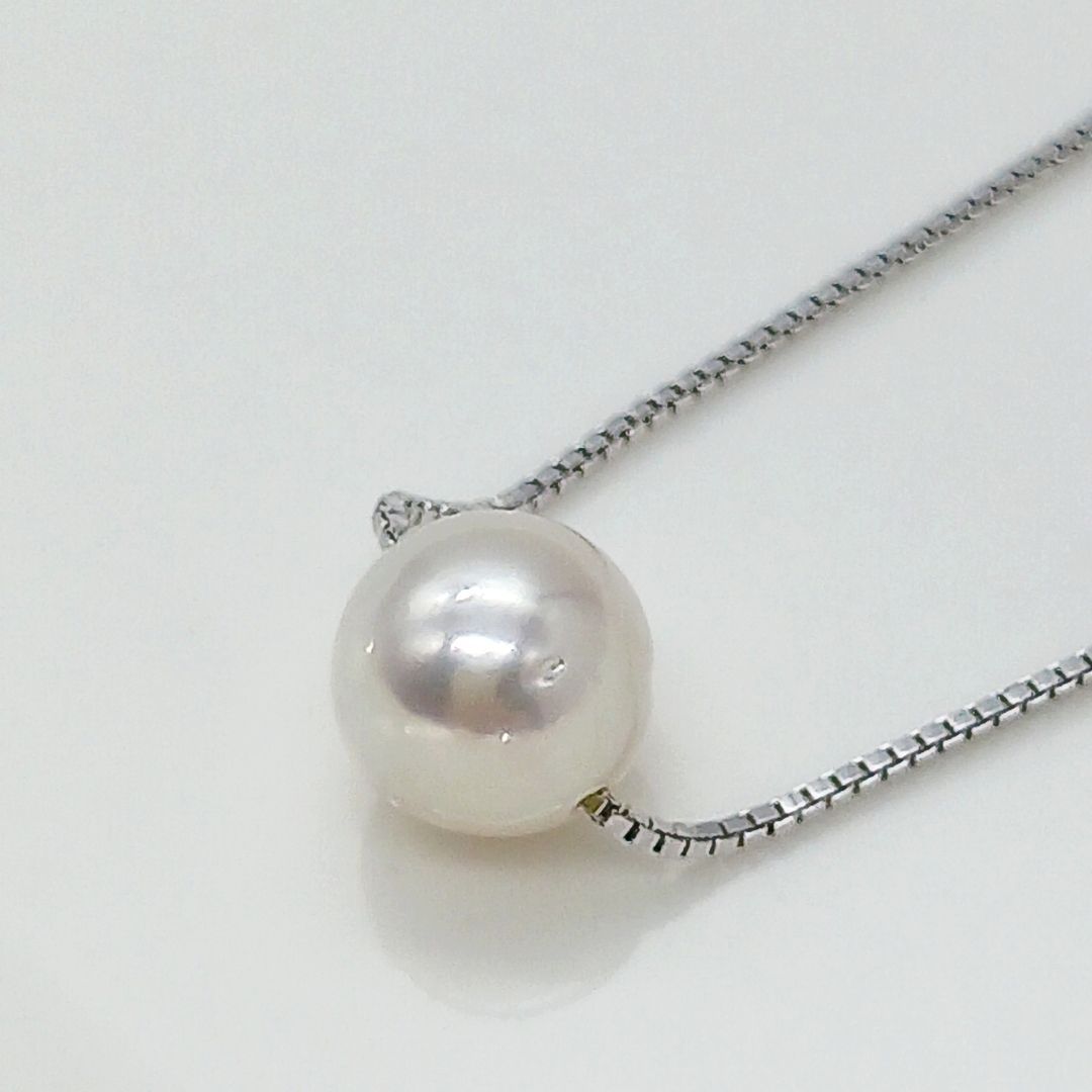 Light pink 8.2mm Akoya pearl single-bead necklace on thin silver chain 0.8mm wide