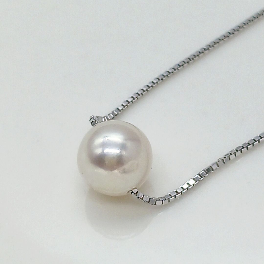 Light pink 8.2mm Akoya pearl single-bead necklace on thin silver chain 0.8mm wide