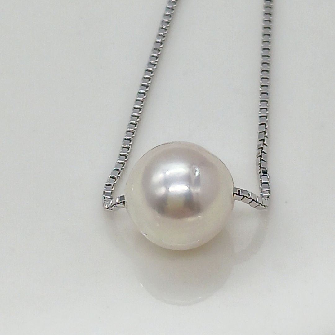 Light pink 8.2mm Akoya pearl single-bead necklace on thin silver chain 0.8mm wide