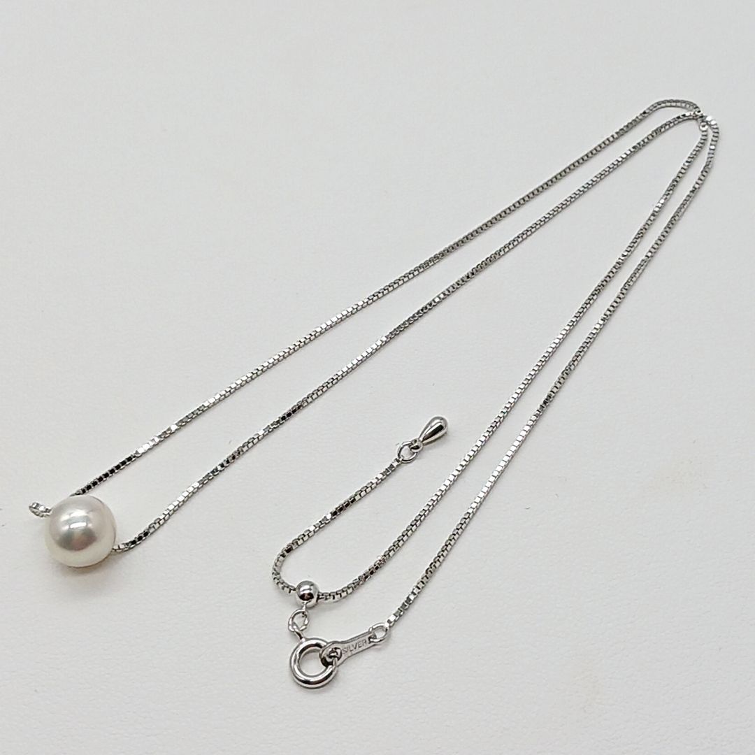 Light pink 8.2mm Akoya pearl single-bead necklace on thin silver chain 0.8mm wide