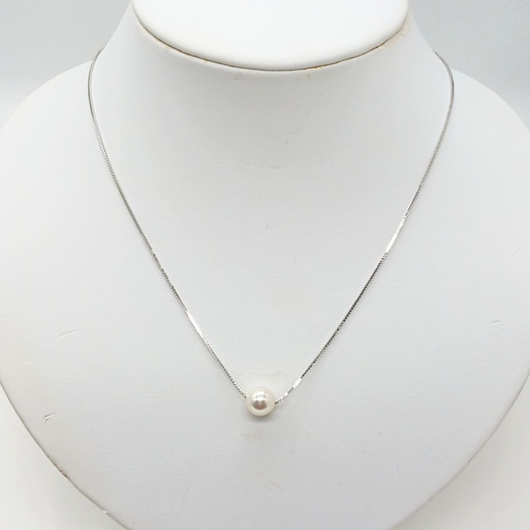 Light pink 8.2mm Akoya pearl single-bead necklace on thin silver chain 0.8mm wide