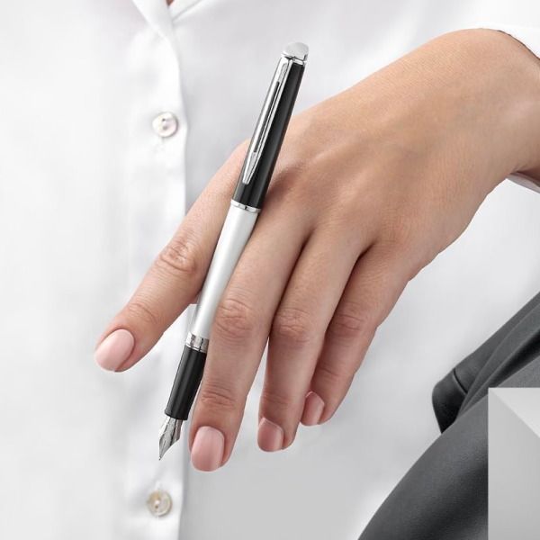 Waterman Metropolitan Essential Color Blocking fountain pen in black and white with cap and palladium clip