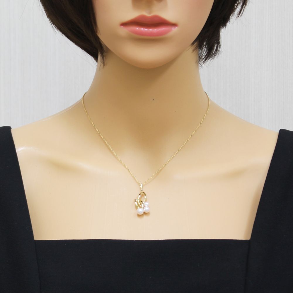 Mikimoto ladies necklace featuring an 18K yellow gold chain and a single Akoya pearl pendant weighing 4 grams