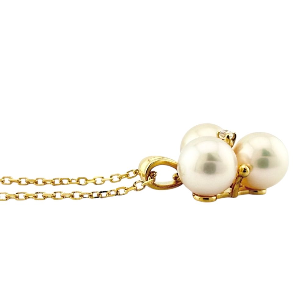 Mikimoto 18K yellow gold necklace with a single pearl designed for ladies
