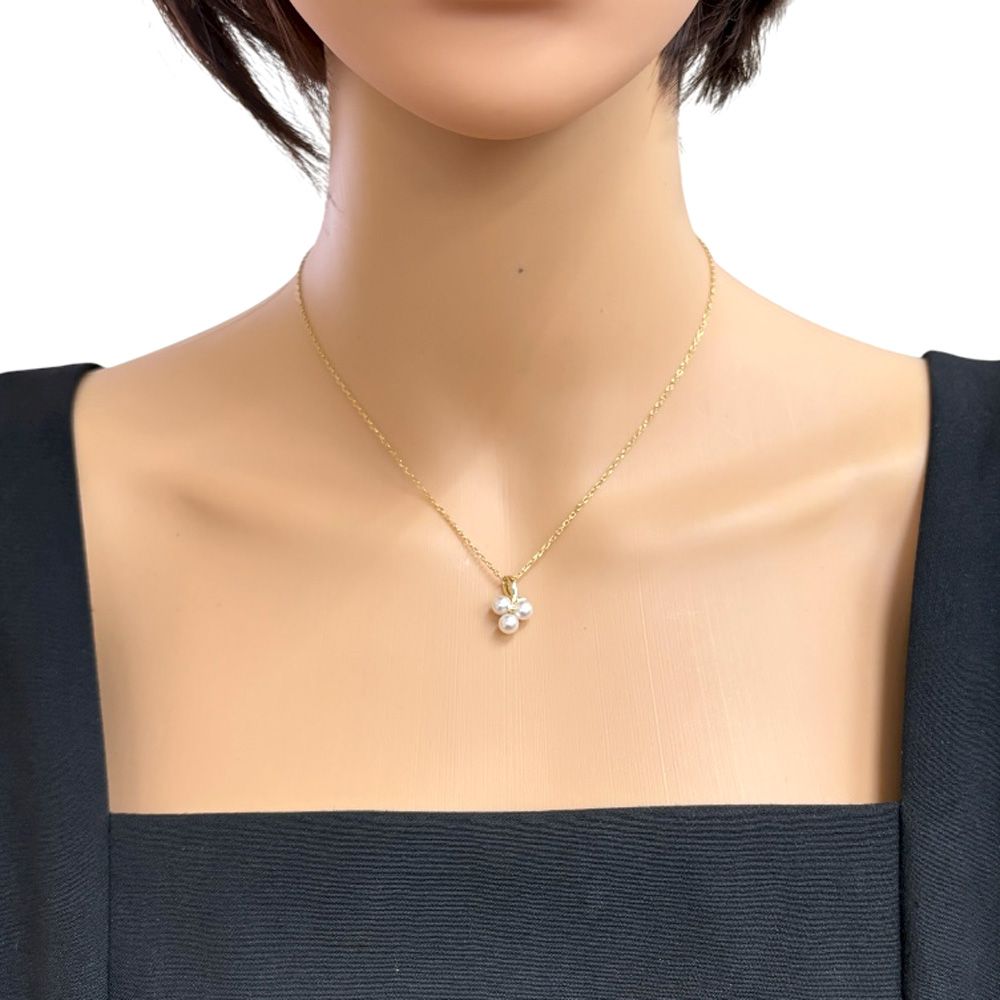 Mikimoto ladies necklace in 18K yellow gold featuring a single pearl weighing 3.1 grams