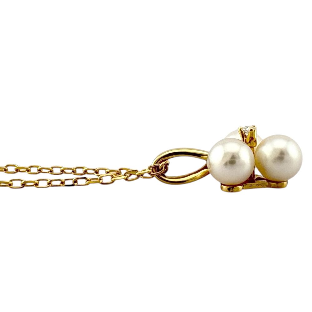 Mikimoto ladies necklace in 18K yellow gold featuring a single pearl weighing 3.1 grams
