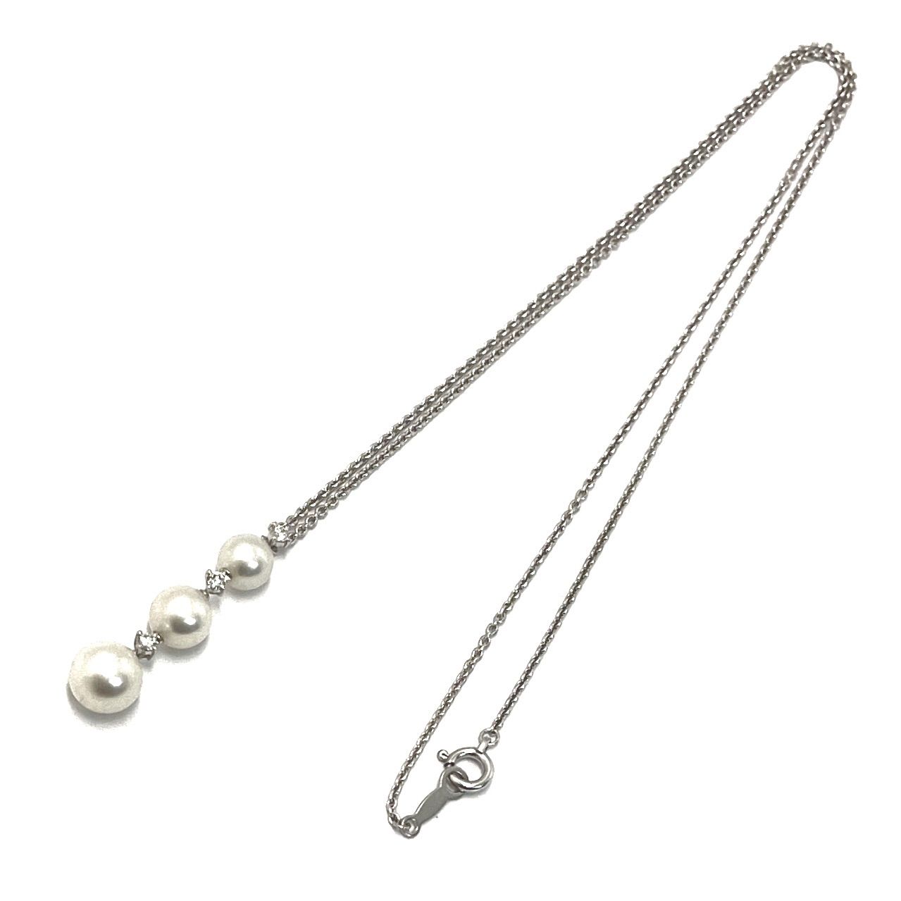 MIKIMOTO pearl diamond necklace featuring three pearls 5.7-7.3mm on a 41.5cm white gold chain