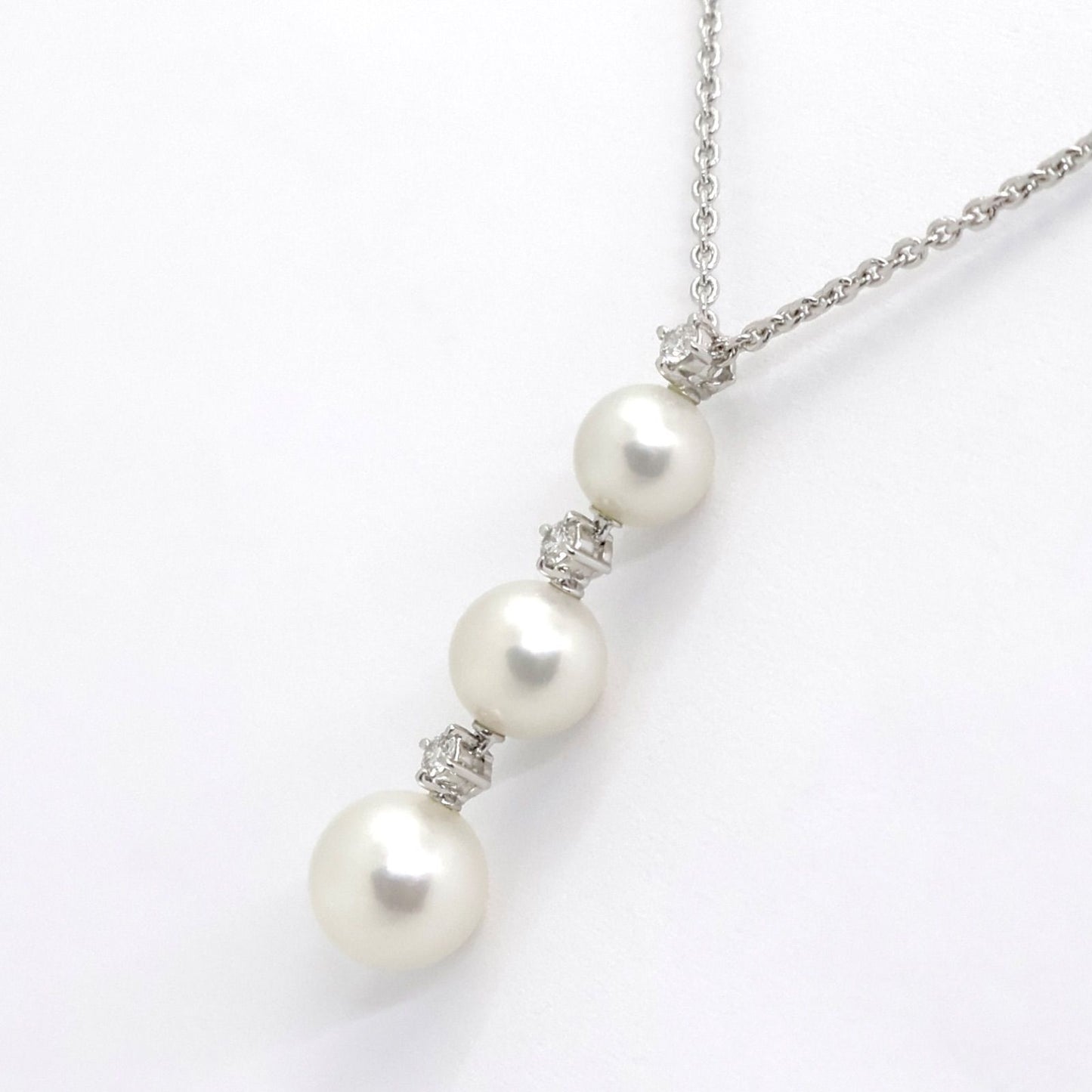 MIKIMOTO pearl diamond necklace featuring three pearls 5.7-7.3mm on a 41.5cm white gold chain