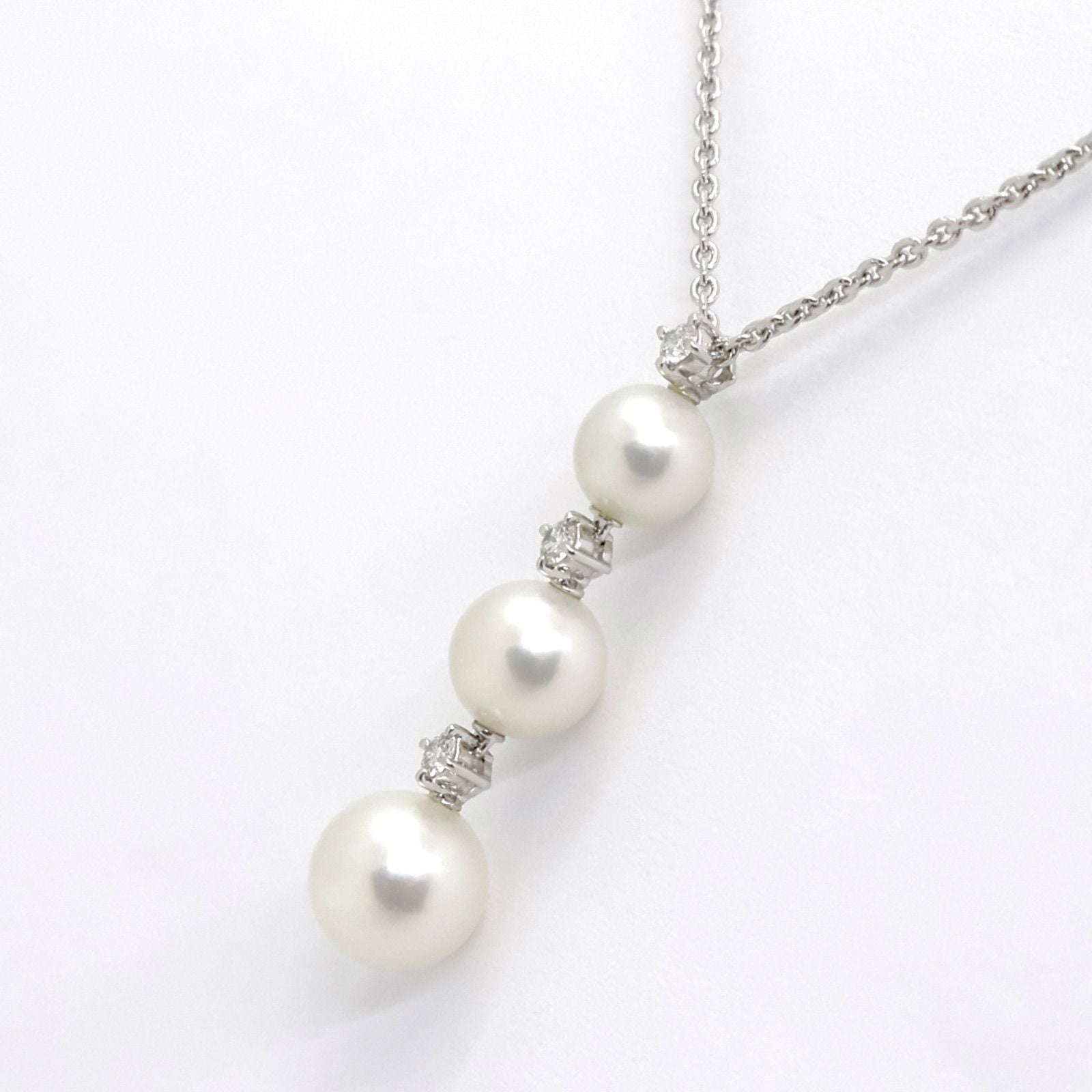 MIKIMOTO pearl diamond necklace featuring three pearls 5.7-7.3mm on a 41.5cm white gold chain