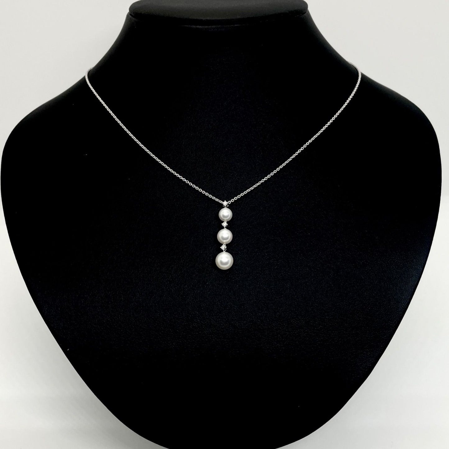 MIKIMOTO pearl diamond necklace featuring three pearls 5.7-7.3mm on a 41.5cm white gold chain