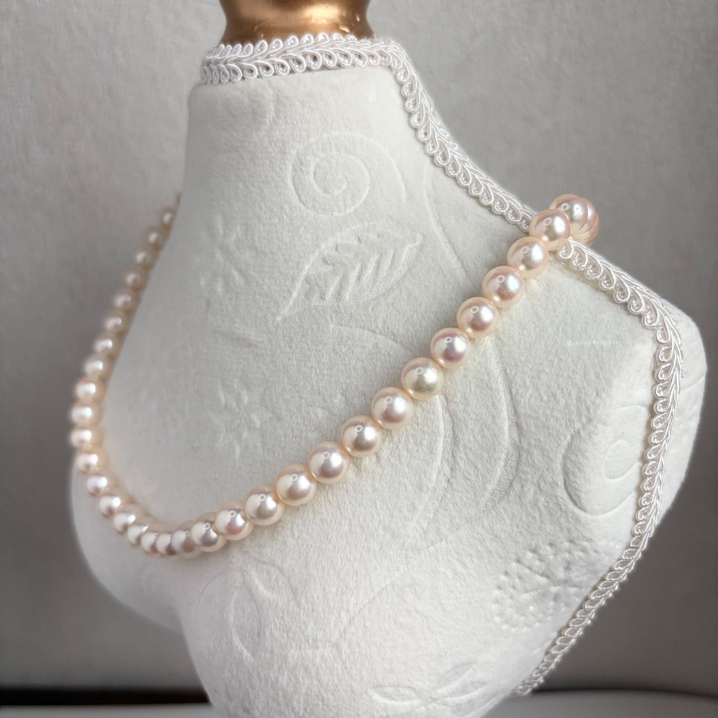 Akaoya pearl necklace with pearls sized 7.0mm to 7.5mm, 42cm length, displayed on white background