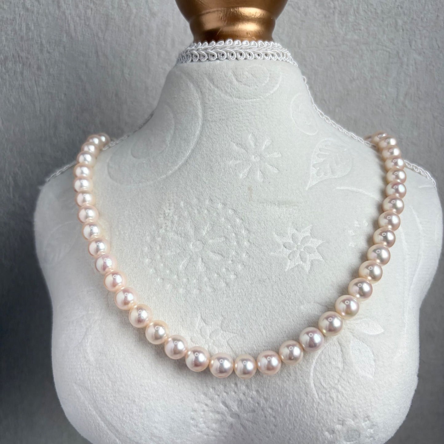 Akaoya pearl necklace with pearls sized 7.0mm to 7.5mm, 42cm length, displayed on white background