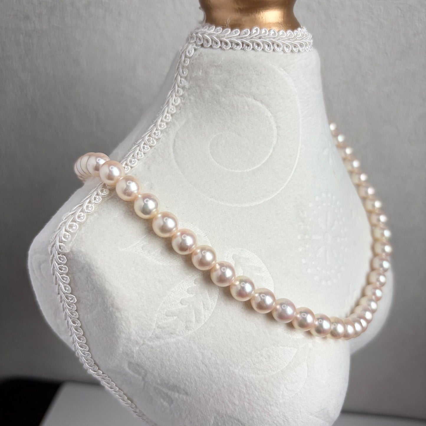 Akaoya pearl necklace with pearls sized 7.0mm to 7.5mm, 42cm length, displayed on white background