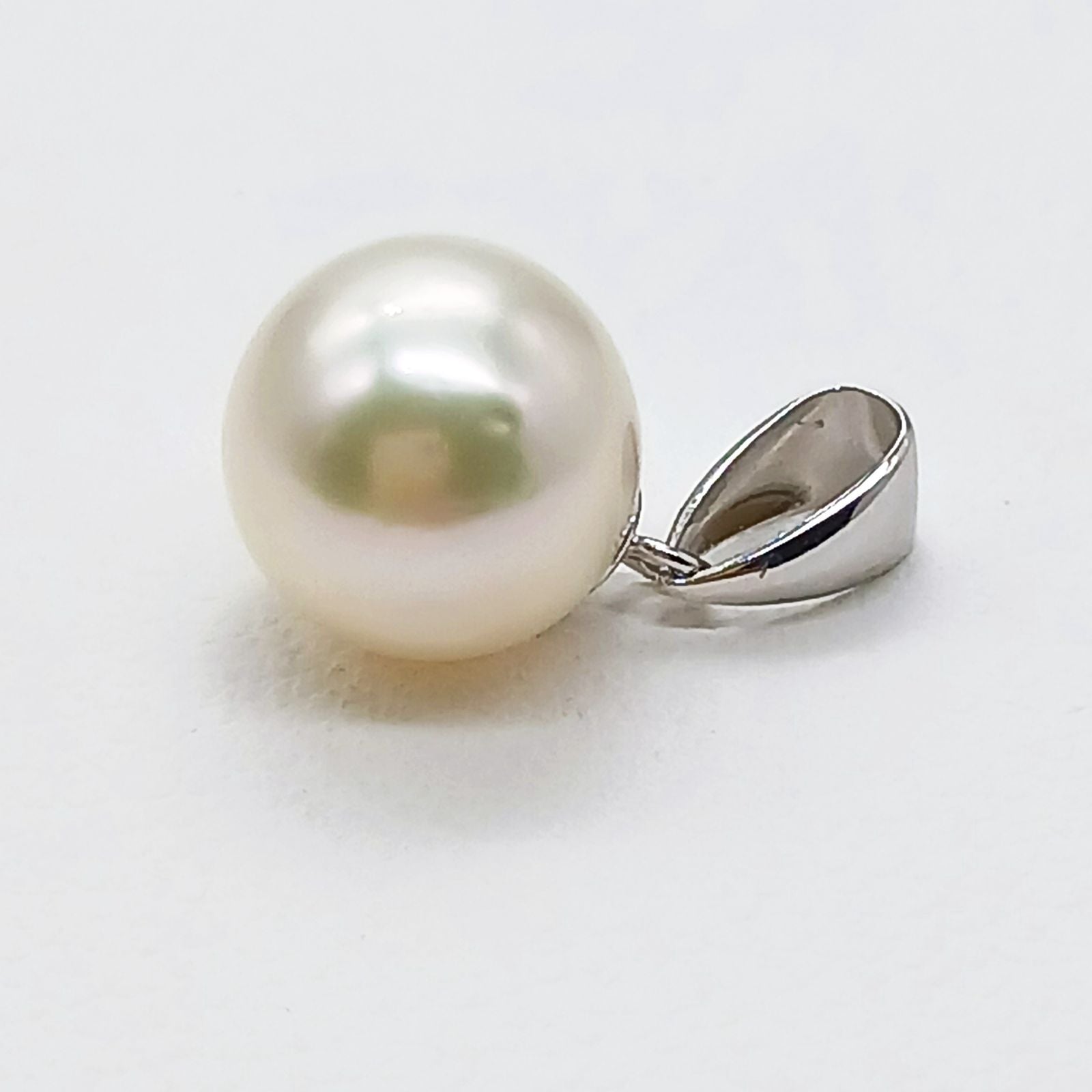 Yamato Akoya pearl pendant with natural white 8.5mm pearl on surgical stainless steel chain