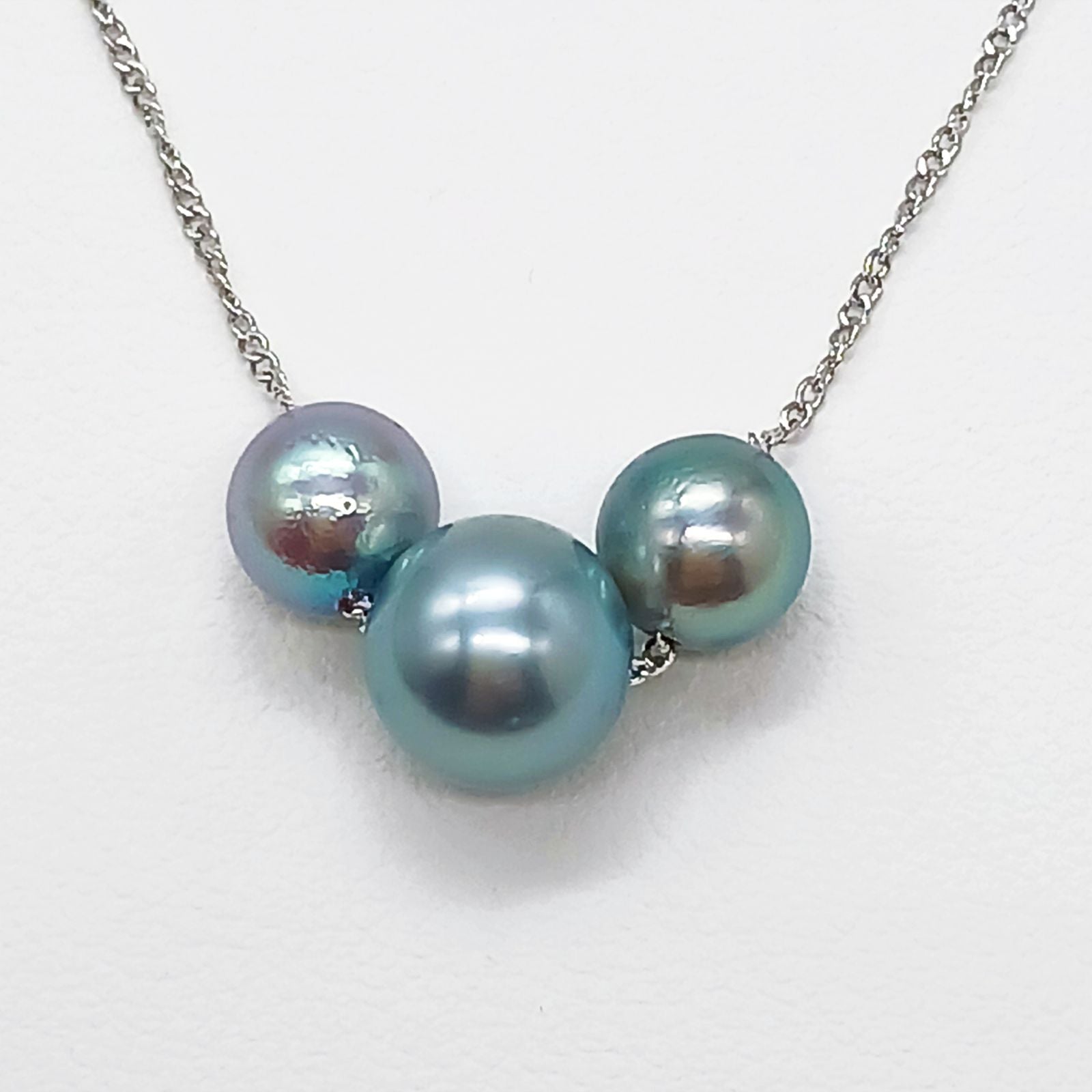Akoya pearl 3-piece threaded necklace with dark blue-gray pearls and silver chain, 40 cm length